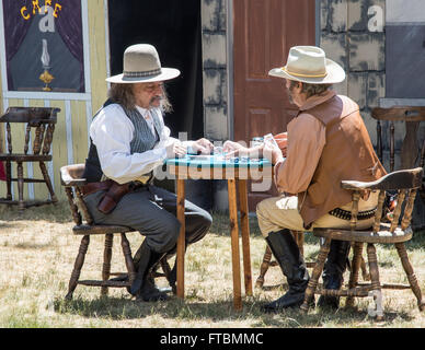 Le Nevada Gunfighters Wild West Theatrical Group réalise un sketch basé sur des événements historiques. Banque D'Images