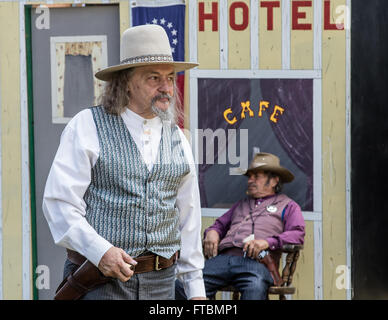 Graeagle, Californie, Etats-Unis - un membre de la troupe de théâtre de l'Ouest sauvage Gunfighters parle à l'auditoire. Banque D'Images