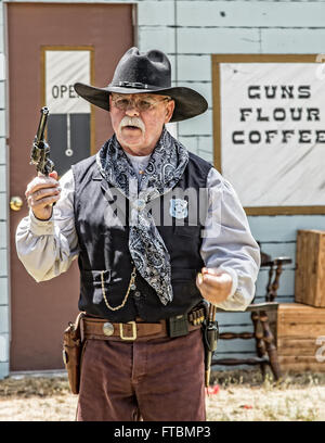 Graeagle, Californie, Etats-Unis - un membre de la troupe de théâtre de l'Ouest sauvage Gunfighters parle à l'auditoire. Banque D'Images