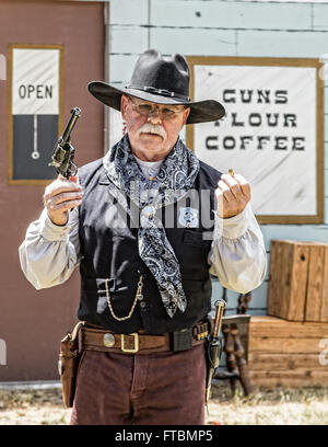 Graeagle, Californie, Etats-Unis - un membre de la troupe de théâtre de l'Ouest sauvage Gunfighters parle à l'auditoire. Banque D'Images