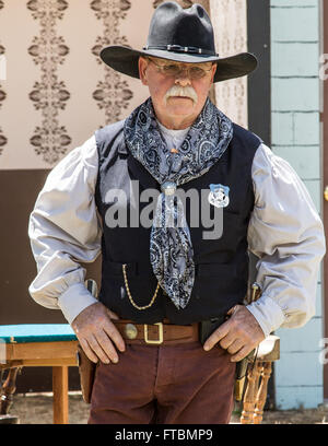 Graeagle, Californie, Etats-Unis - un membre de la troupe de théâtre de l'Ouest sauvage Gunfighters parle à l'auditoire. Banque D'Images