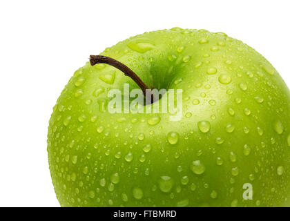 Pomme verte fraîche parfait isolé sur fond blanc avec de l'eau baisse dans toute la profondeur de champ avec chemin de détourage. Banque D'Images