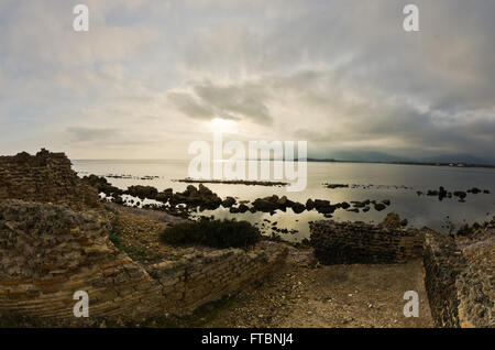 Coucher du soleil sur une plage de Nora site archéologique, près de ville de Pula, Sardaigne Banque D'Images