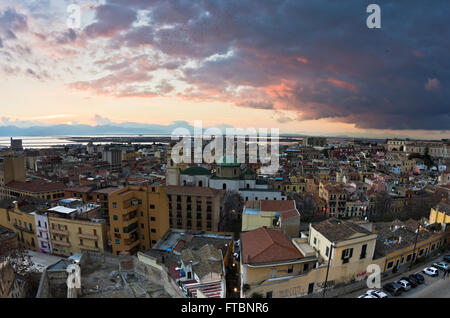 Vue panoramique du centre-ville de Cagliari en Sardaigne, au coucher du soleil Banque D'Images