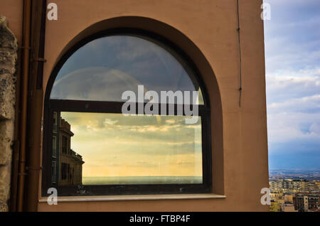 Réflexion d'un coucher de soleil dans le centre-ville de Cagliari, Sardaigne Banque D'Images