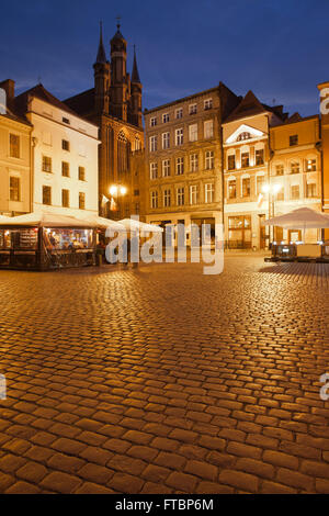 La Pologne, la ville de Torun, Place de la vieille ville par nuit Banque D'Images