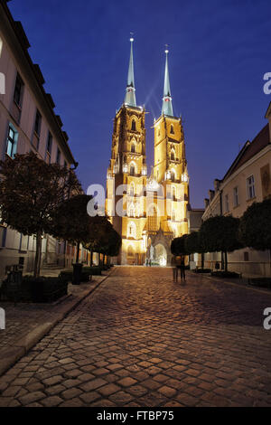 La Pologne, la ville de Wroclaw par nuit, Cathédrale de Saint Jean Baptiste, de style gothique, l'église médiévale rue Katedralna Banque D'Images