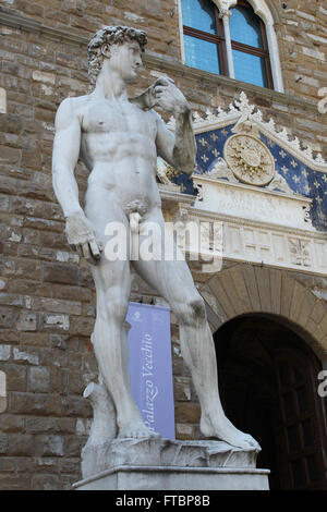 Copie de la statue de David de Michel-Ange dans la Piazza della Signoria, Florence, Italie. Banque D'Images
