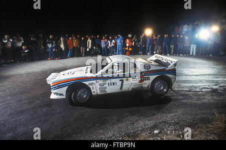 Jean Claude Andruet au volant d'une voiture Lancia 037 groupe B sur une scène dans le Rallye de Monte Carlo 1983. Banque D'Images