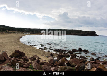 Plage de sable avec des rochers à la fin de l'île de San Pietro, en Sardaigne Banque D'Images