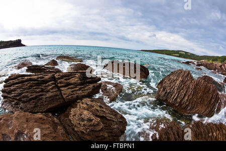 Les roches de la mer et des vagues à la plage dans l'île de San Pietro, en Sardaigne Banque D'Images