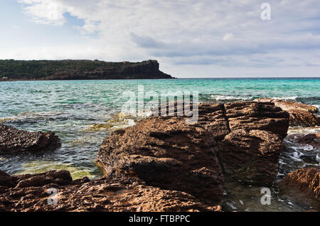 Les roches de la mer et des vagues à la plage dans l'île de San Pietro, en Sardaigne Banque D'Images