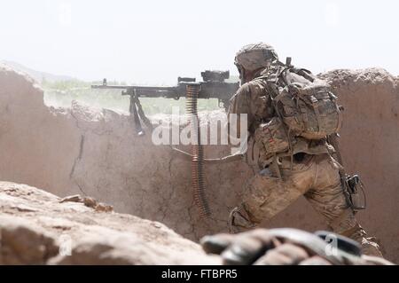 Un parachutiste de l'armée américaine avec la 82e Division aéroportée retourne le feu lors d'une fusillade avec des insurgés avec un M240B medium machine gun le 15 juin 2012, dans le sud de la province de Ghazni, Afghanistan. Banque D'Images