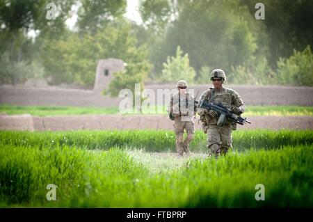 Les parachutistes de l'armée américaine avec la 82e Division aéroportée se déplacer dans les champs agricoles au cours d'une patrouille le 8 mai 2012, dans la province de Ghazni, Afghanistan. Banque D'Images