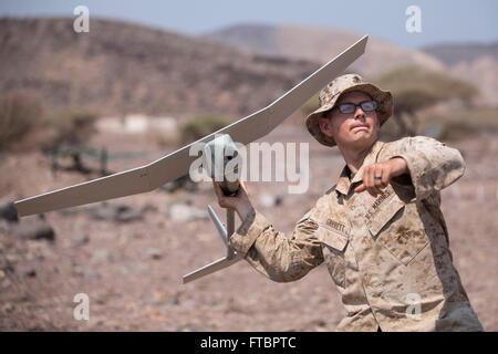 LCpl U.S. Marine Corps. Austin Garrett part lance un RQ-11B Raven lors de la formation de drone de surveillance de la paix le 31 mars 2015 à Djibouti. Banque D'Images