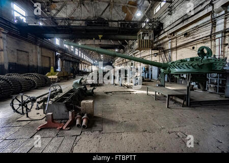 Les réservoirs de travailleurs dans un atelier de réparation à l'usine d'armure de Lviv Banque D'Images