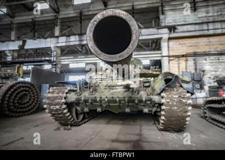 Un réservoir attend d'être fixé dans un atelier de réparation à l'usine d'armure de Lviv Banque D'Images