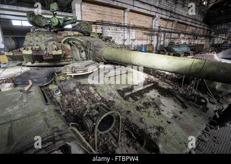 Un réservoir attend d'être fixé dans un atelier de réparation à l'usine d'armure de Lviv Banque D'Images