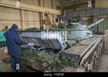 Tank des travaux de réparation sont effectués à l'usine d'armure de Lviv Banque D'Images