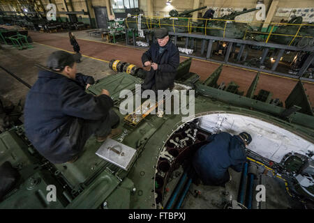 Tank des travaux de réparation sont effectués à l'usine d'armure de Lviv Banque D'Images