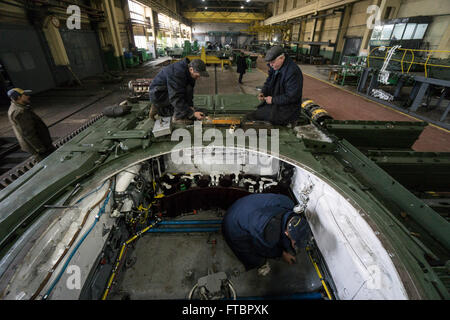 Tank des travaux de réparation sont effectués à l'usine d'armure de Lviv Banque D'Images