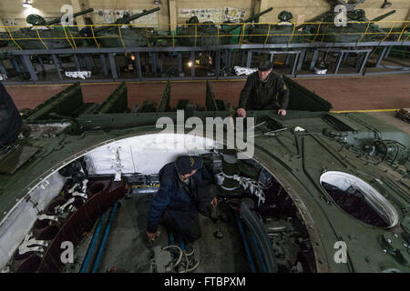 Tank des travaux de réparation sont effectués à l'usine d'armure de Lviv Banque D'Images