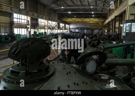 Tank des travaux de réparation sont effectués à l'usine d'armure de Lviv Banque D'Images