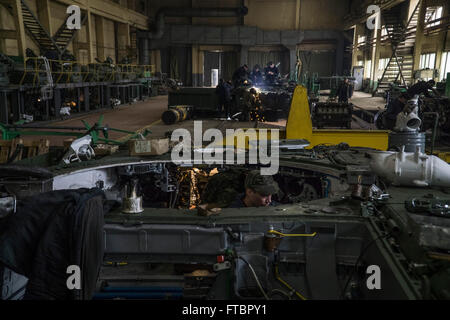 Tank des travaux de réparation sont effectués à l'usine d'armure de Lviv Banque D'Images