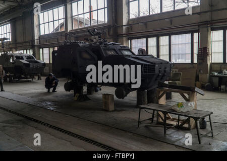 La ligne de production pour Dozor-B VBTT, à l'usine d'armure de Lviv Banque D'Images