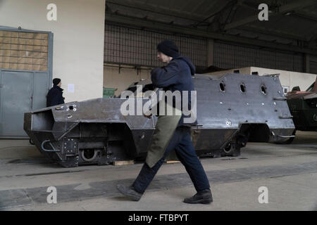 Un travailleur passe devant la ligne de production pour Dozor-B VBTT, à l'usine d'armure de Lviv Banque D'Images