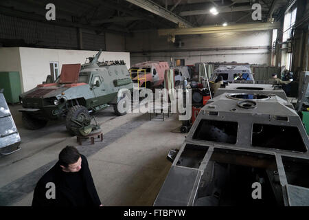 La ligne de production pour Dozor-B VBTT, à l'usine d'armure de Lviv Banque D'Images