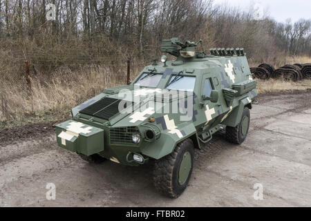 Un tout nouveau Dozor-B armoured personnel carrier est vu garé dans l'enceinte de l'usine Armor Lviv Banque D'Images