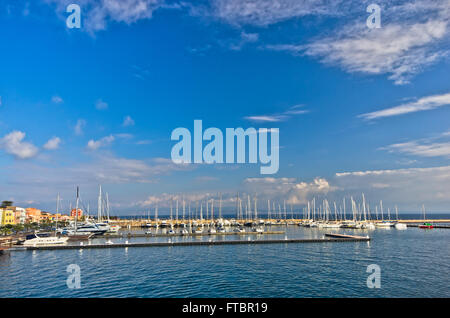 Marina au port de Carloforte, île de San Pietro, en Sardaigne Banque D'Images