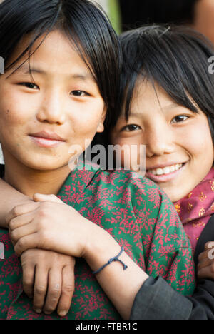 Deux jeunes Bhoutanais girl friends wearing kira traditionnels (longue robe portefeuille) et de l'enveloppe dans Nimshong Village, le sud du Bhoutan Banque D'Images