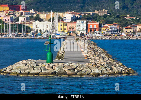 Petit phare vert à l'entrée du port de Carloforte en Sardaigne, l'île de San Pietro Banque D'Images
