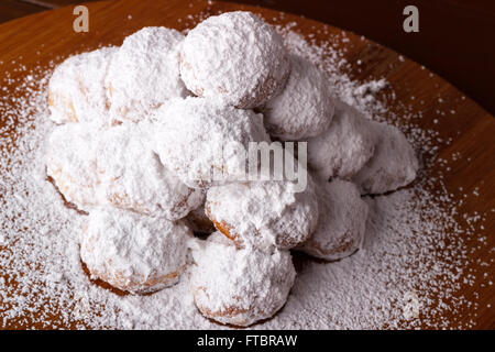 Les cookies traditionnels aux amandes sur table en bois foncé Banque D'Images