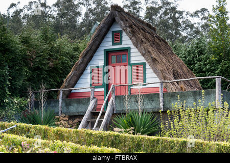 Vieilles maisons typiques sur Santana, l'île de Madère, Portugal Banque D'Images