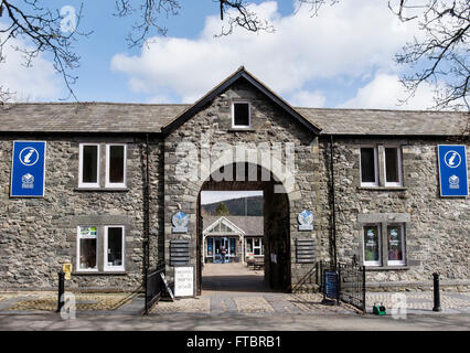 Information touristique en centre d'Information du Parc National de Snowdonia avec boutiques d'artisanat dans la Royal Oak d'équitation Betws-Y-Coed Wales UK Banque D'Images