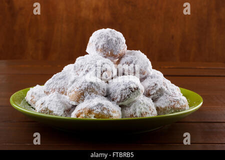 Les cookies traditionnels aux amandes sur table en bois foncé Banque D'Images