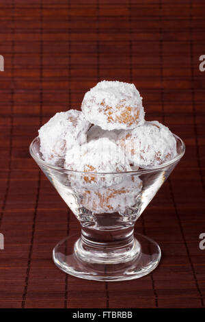 Biscuits aux amandes traditionnelles sur fond sombre Banque D'Images