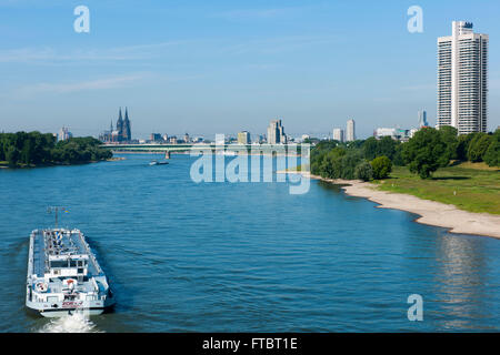 Köln, Deutschland, Blick von der Mühlheimer Brücke über euin Frachtschiff auf das linke Rheinufer und zum Colonia Haus. Banque D'Images