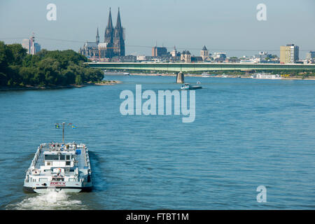 Köln, Deutschland, Blick von der Mühlheimer Brücke auf das linke Rheinufer, Blick zum Dom Banque D'Images