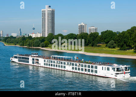 Köln, Deutschland, Blick von der Mühlheimer Brücke auf das linke Rheinufer, Blick über ein Flusskreuzfahrtschiff auf das Colonia Banque D'Images