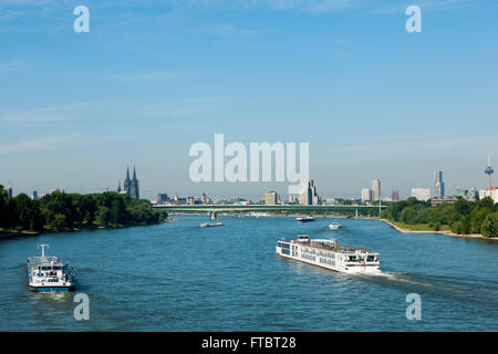 Köln, Deutschland, Blick von der Mühlheimer Brücke über den Rhein auf die Stadt Banque D'Images