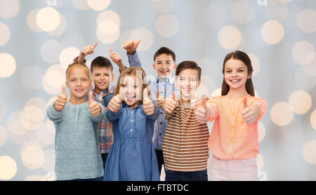 Des enfants heureux showing Thumbs up Banque D'Images