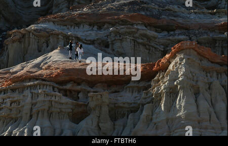 Les randonneurs sur les falaises de grès et des couches de roche inclinée, Red Rock Canyon State Park désert de Mojave en Californie Banque D'Images