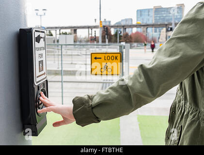 Une jeune femme attendant à un passage à niveau sur le pont Tilikum à Portland, Oregon. Banque D'Images