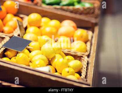 Citrons mûrs au marché alimentaire Banque D'Images