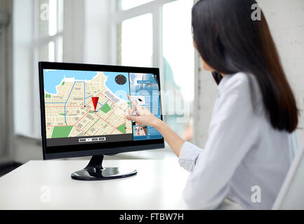 Close up of woman avec navigator carte sur ordinateur Banque D'Images