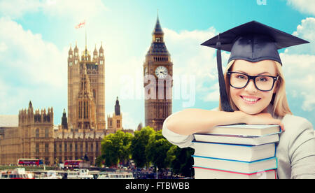 En étudiant les livres avec la trancheuse sur Londres Banque D'Images